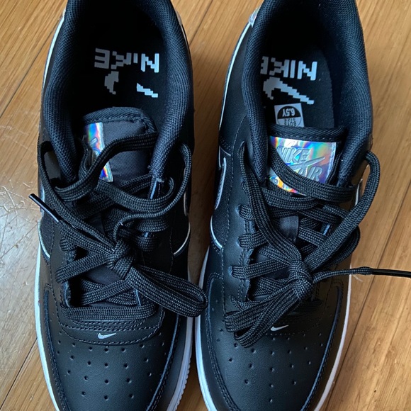 NIKE AIR FORCE ONE AF1 BLACK WHITE SILVER BQ7042 - Picture 8 of 12